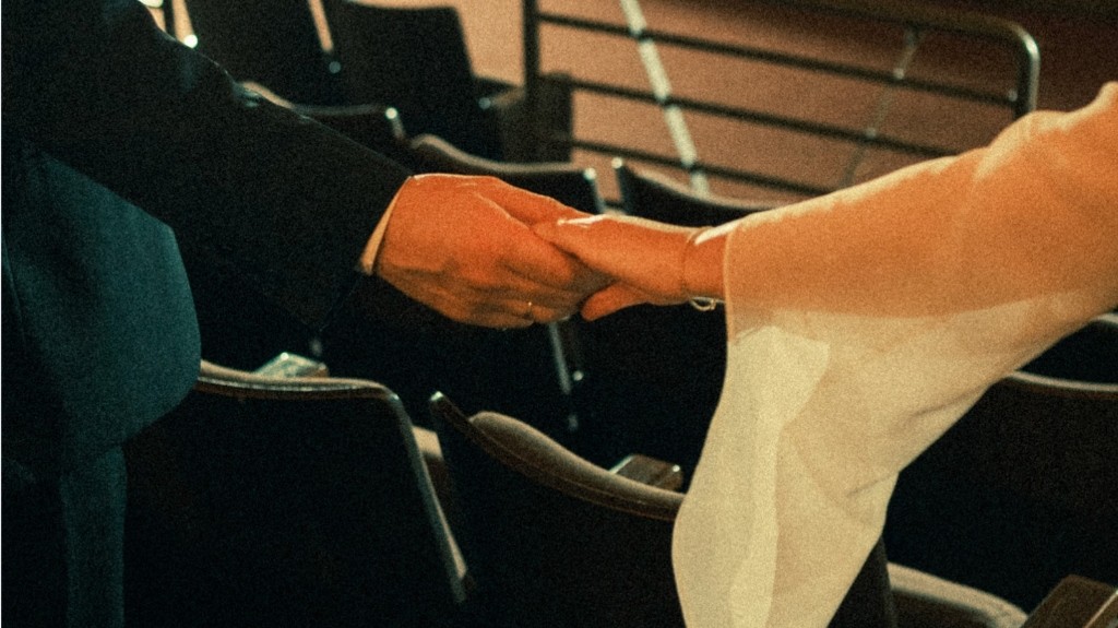 Thassia e Rodrigo de mãos dadas no cinema