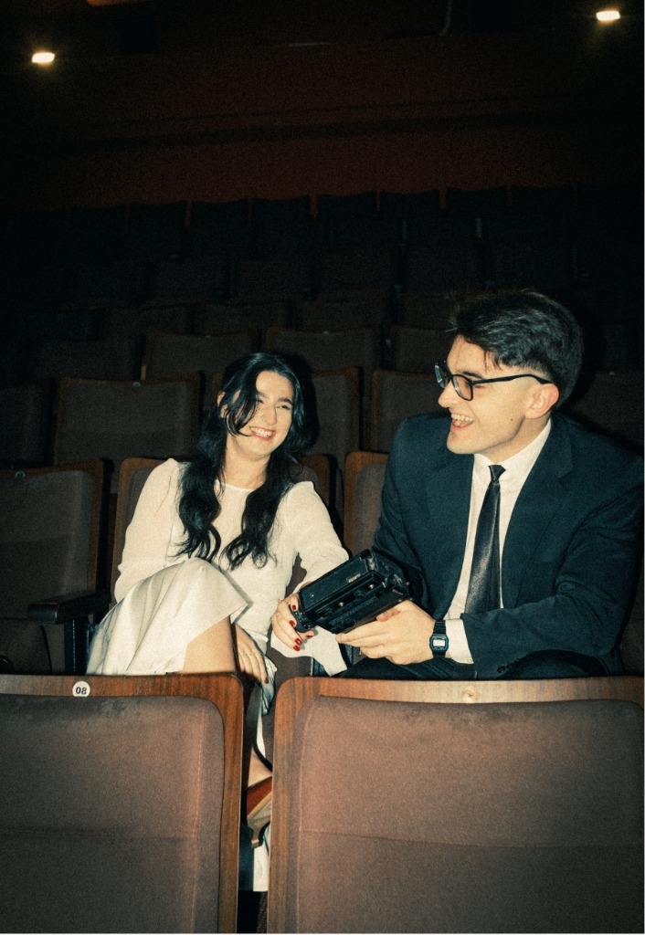 Thassia e Rodrigo sorrindo no cinema