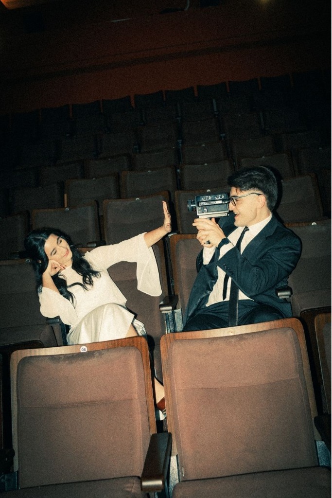 Thassia e Rodrigo no cinema com câmera