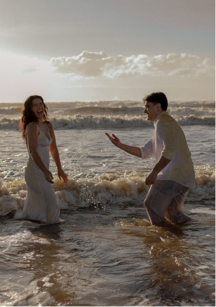 Thassia e Rodrigo brincando no mar